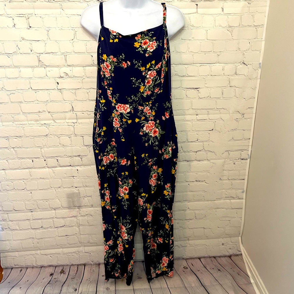 Beautiful, Flowy Navy and Floral Cropped Old Navy Romper Size XL